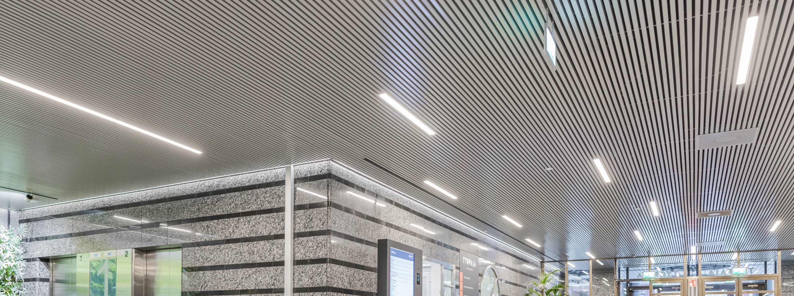 toimistotalon aulan metallinen alakatto