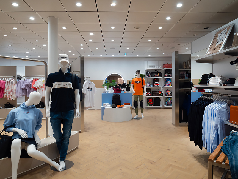 Lautex metal ceilings in the retail area of the Mein Schiff 7 cruise ship